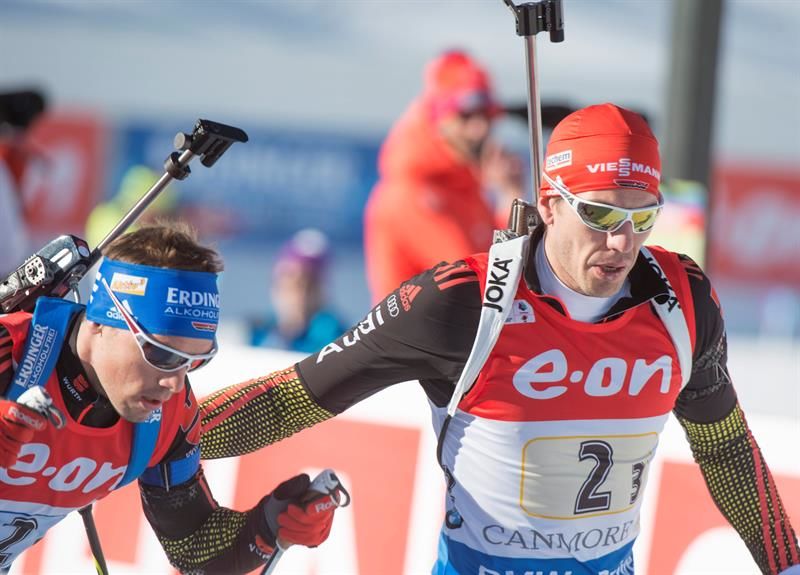 Canmore (Canada), 07/02/2016.- Arnd Peiffer (R) hands over фото (photo)