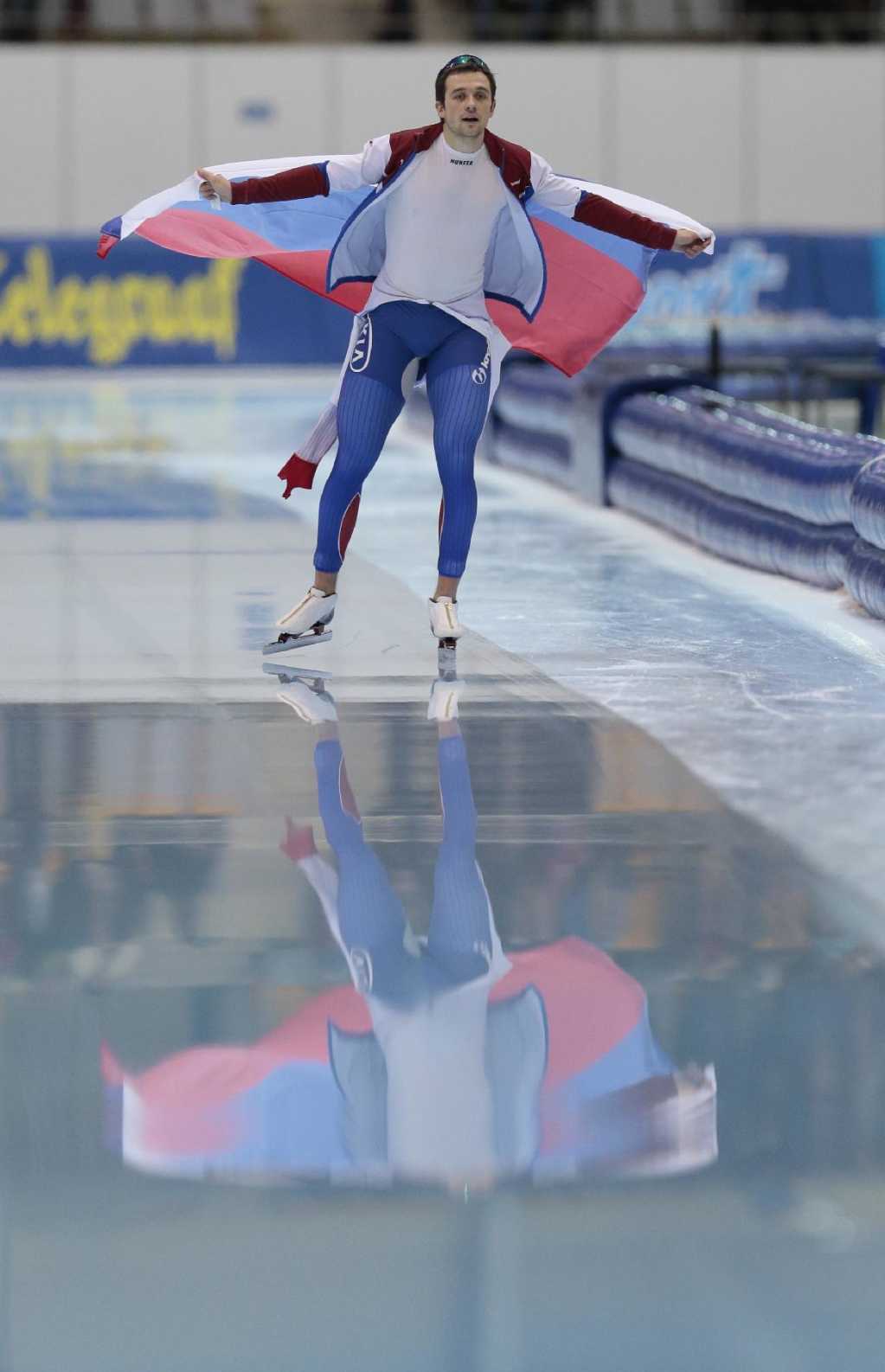 Denis Yuskov, of Russia, skates his victory lap after winning фото (photo) Denis Yuskov, of Russia, skates his victory lap after winning фото (photo)