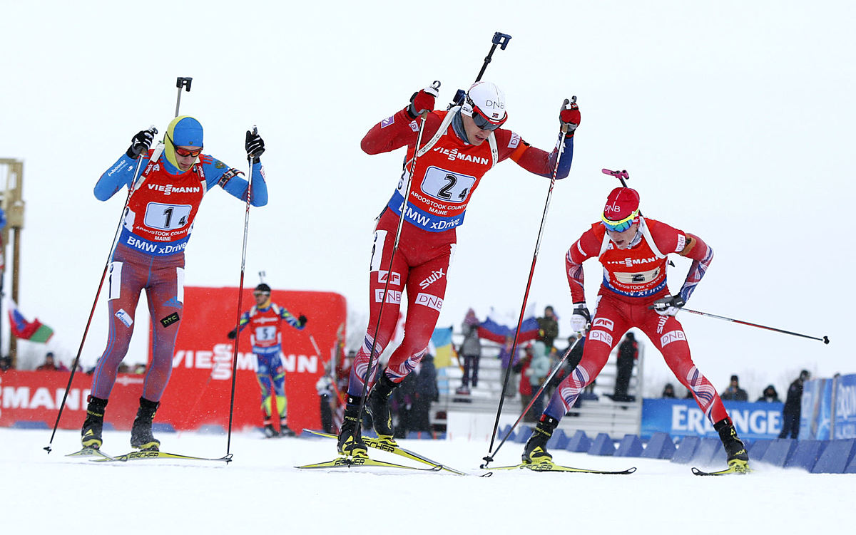 Norway's Tarjei Boe, center, skis away after the hand off фото (photo)