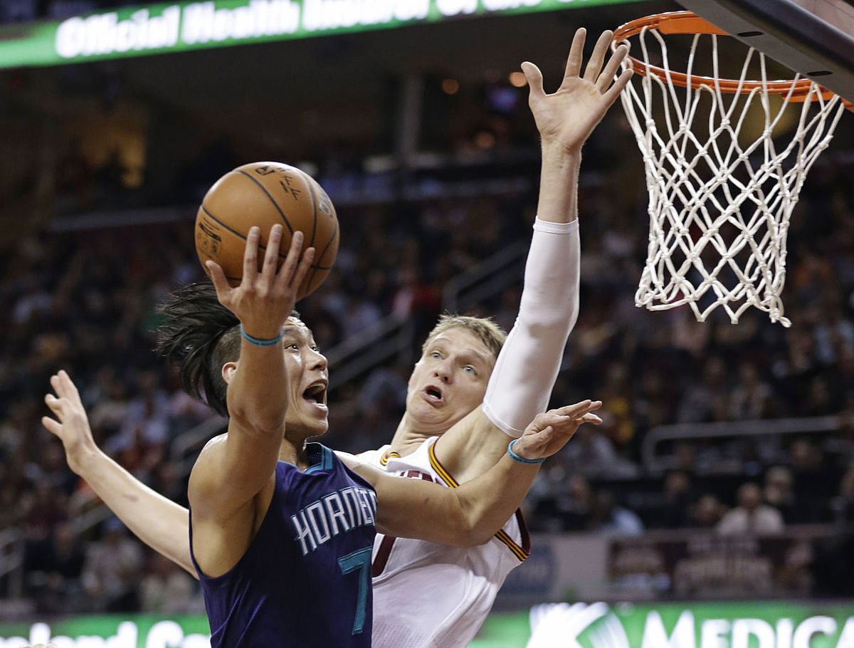 Баскетбол России: Charlotte Hornets' Jeremy Lin (7) drives фото (photo)