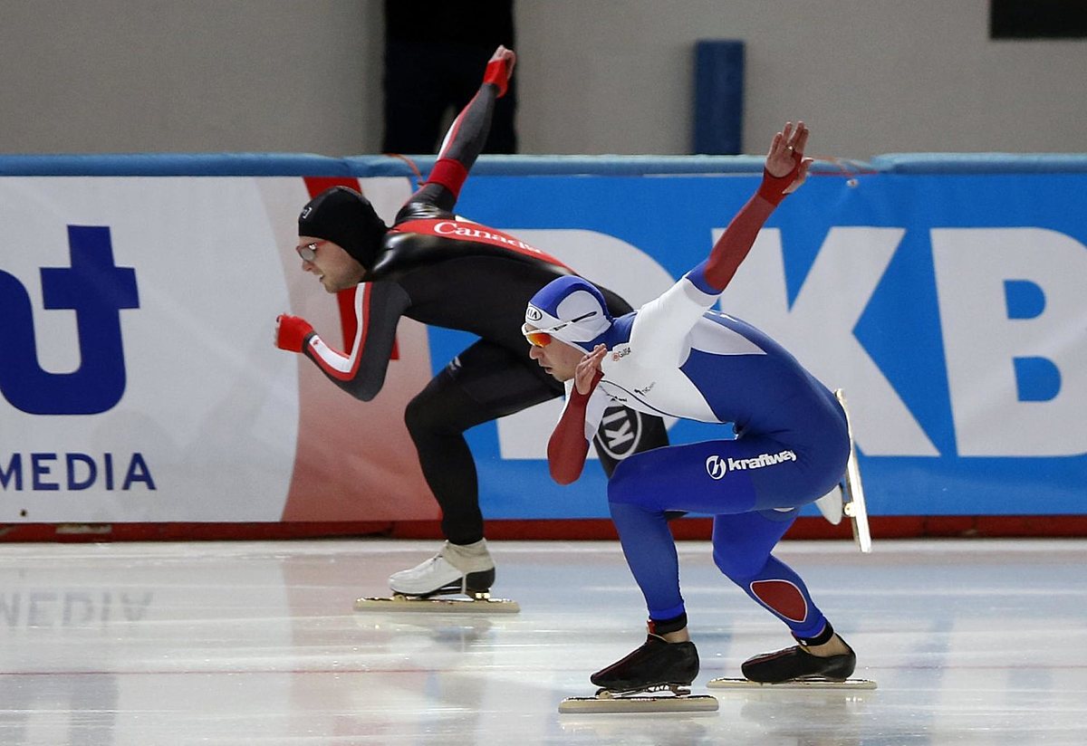 Russia's Pavel Kulizhnikov, front, skates against Canada фото (photo)