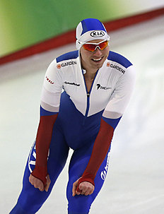 Конькобежный спорт Russia's Pavel Kulizhnikov smiles after winning the men фото (photo)
