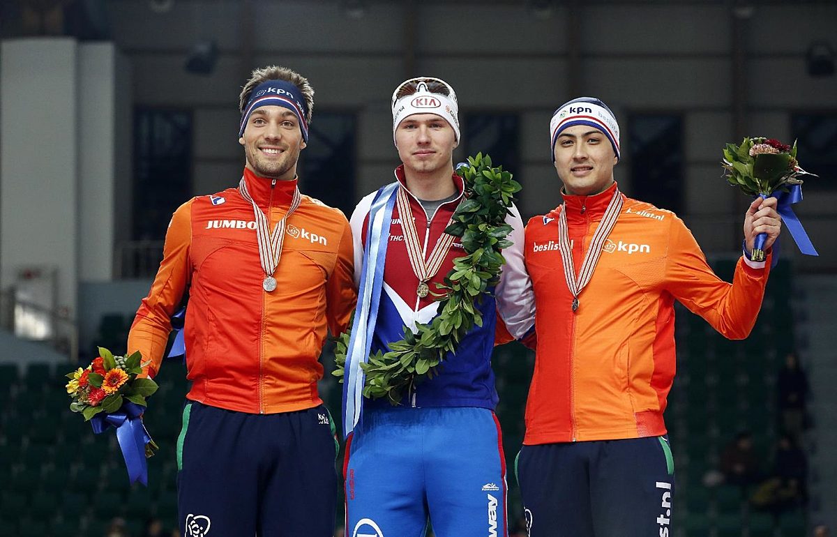Gold medalist Russia's Pavel Kulizhnikov, center, silver фото (photo)