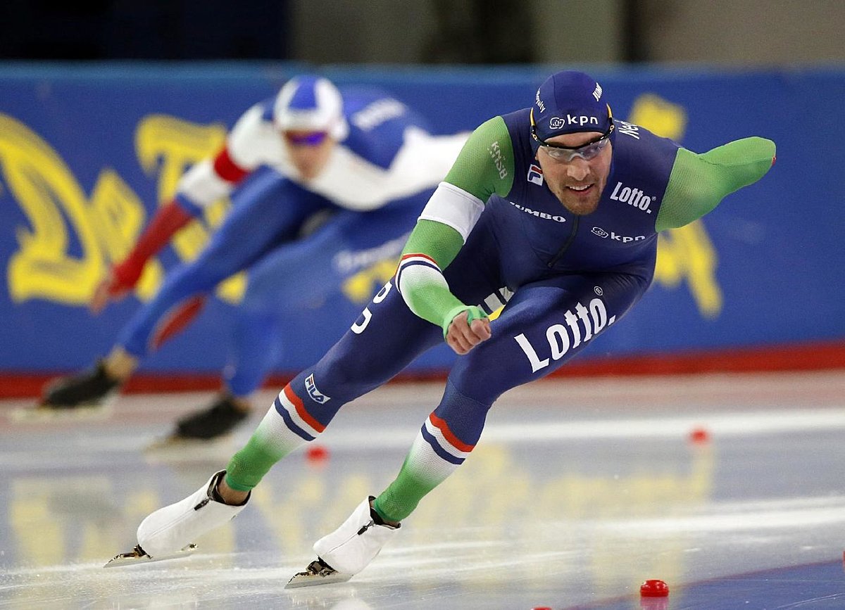 Kjeld Nuis of the Netherlands, front, skates ahead of Ruslan фото (photo)