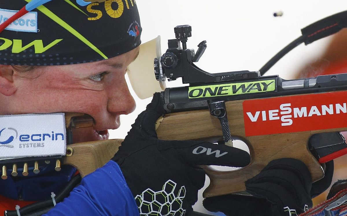 Second placed Marie Dorin Habert of France in action at the shooting фото (photo)