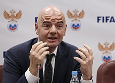 Футбол FIFA President Gianni Infantino gestures speaking at a news conference фото (photo)