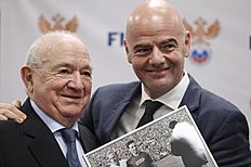 Футбол FIFA President Gianni Infantino poses with veteran of Soviet фото (photo)