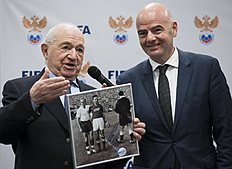 Футбол FIFA President Gianni Infantino, right, poses with veteran of фото (photo)