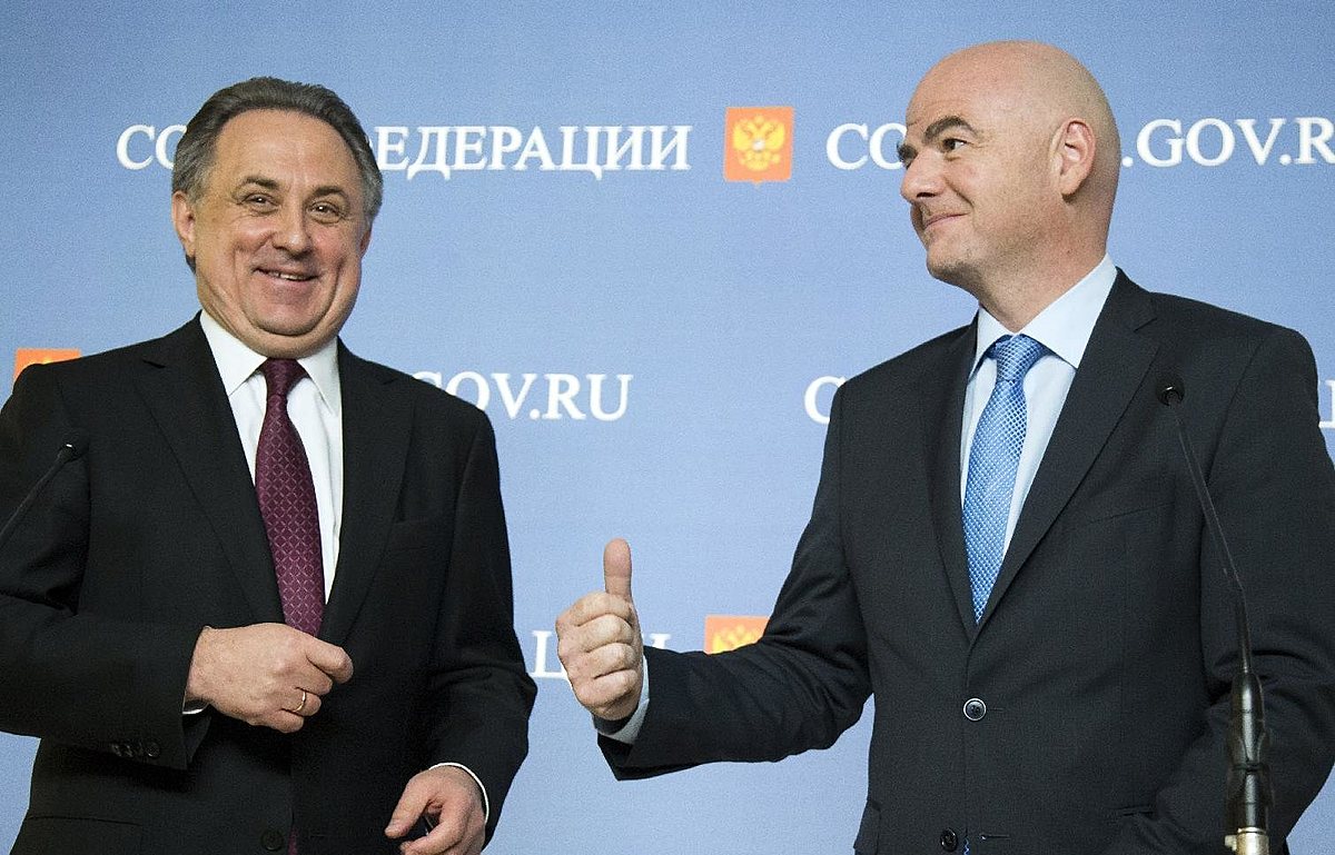 FIFA President Gianni Infantino, right, and Russia's Sports фото (photo)