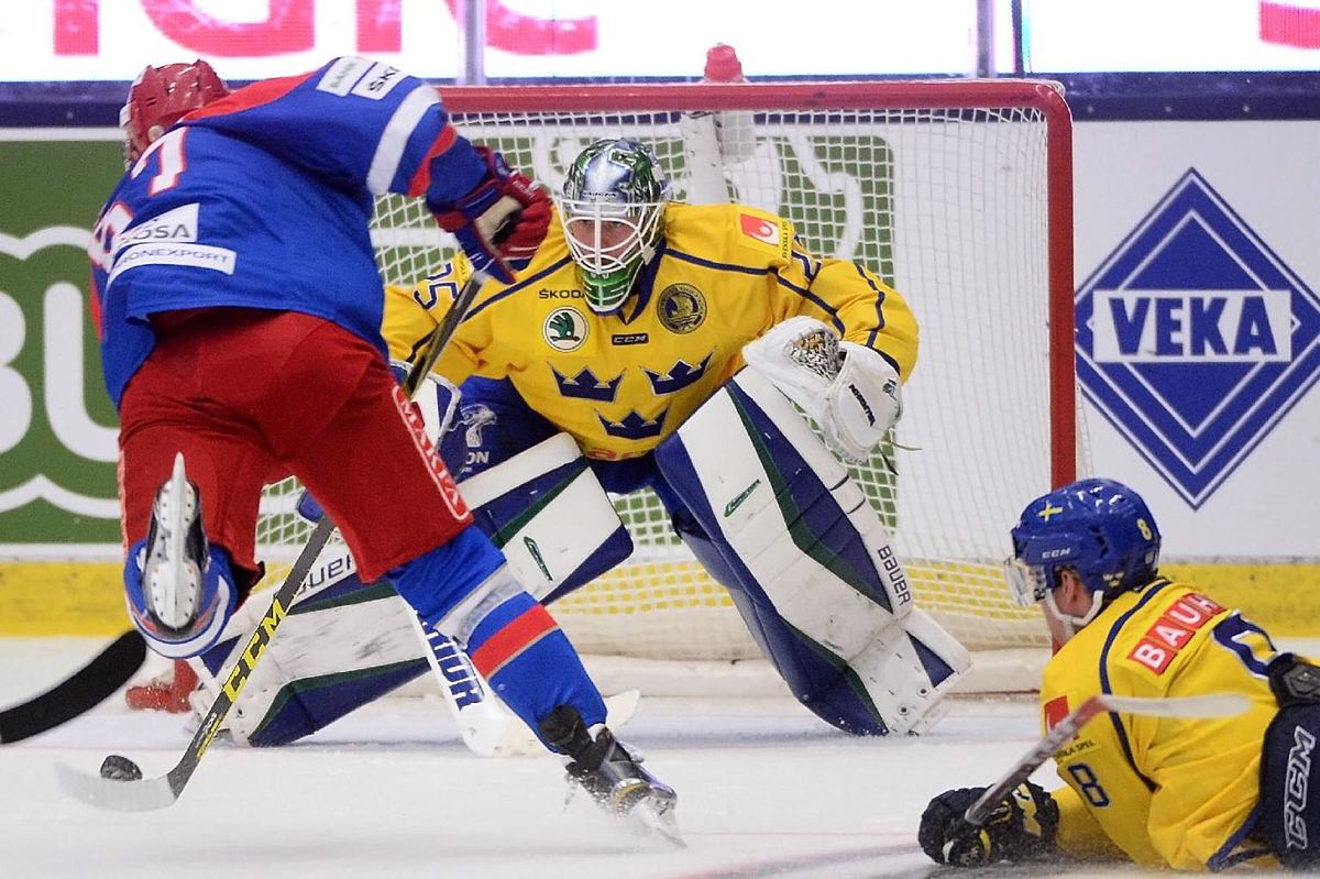Российский хоккей: Russia's Vadim Shipachev, left, scores фото (photo)