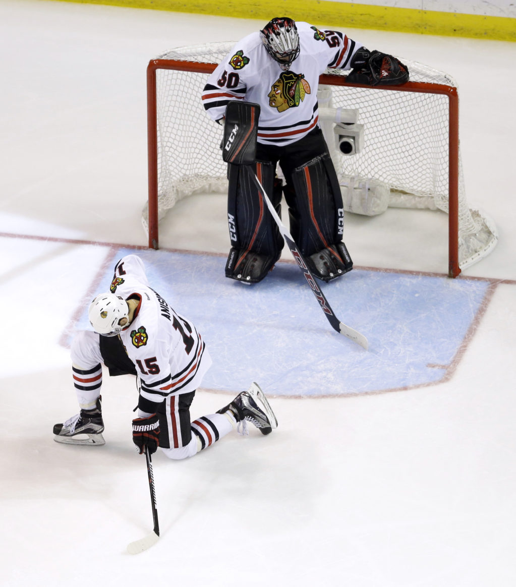 Хоккей в России: Chicago Blackhawks goalie Corey Crawford, top фото (photo)