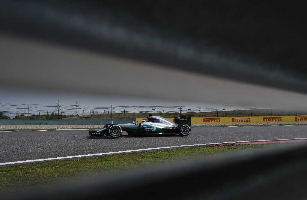 Mercedes AMG Petronas F1 Team's British driver Lewis Hamilton фото (photo)