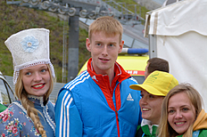 Евгений Климов на финальном этапе Гран-при по прыжкам на лыжах с трамплина в Чайковском (Пермский край)