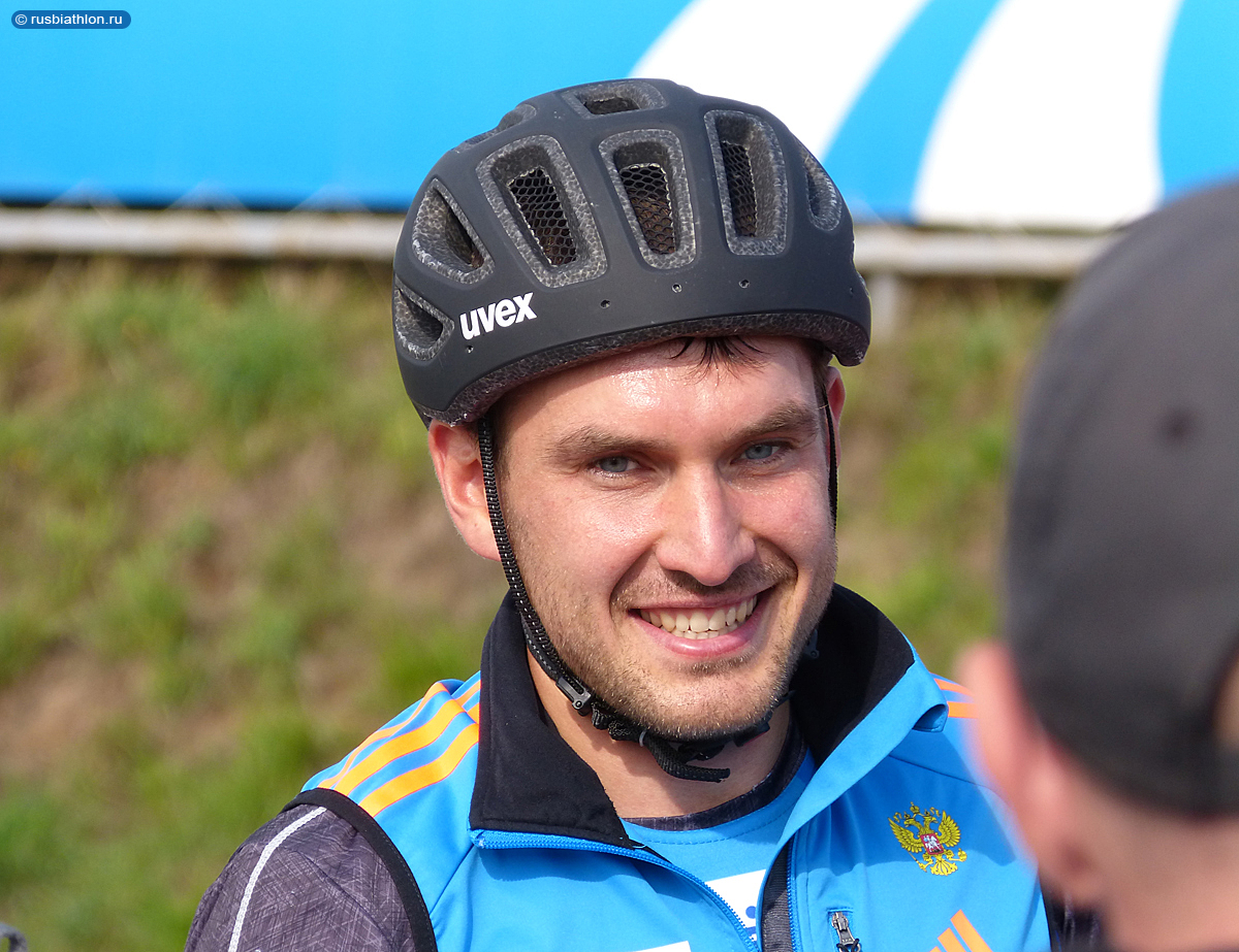 Евгений Гараничев улыбается. Сборная на Чемпионате России по летнему биатлону 2016