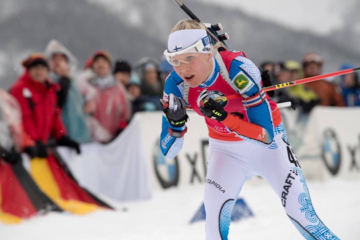 Kaisa doubles her fun; after yesterday's sprint win, runs away from the pursuit field, with a single penalty in 30:58. Second to the Yellow Bib Gabriela Koukalova with two penalties. 1:00.9 back. Third to Marie Dorin Habert, with three penalties, 1:23.1 b