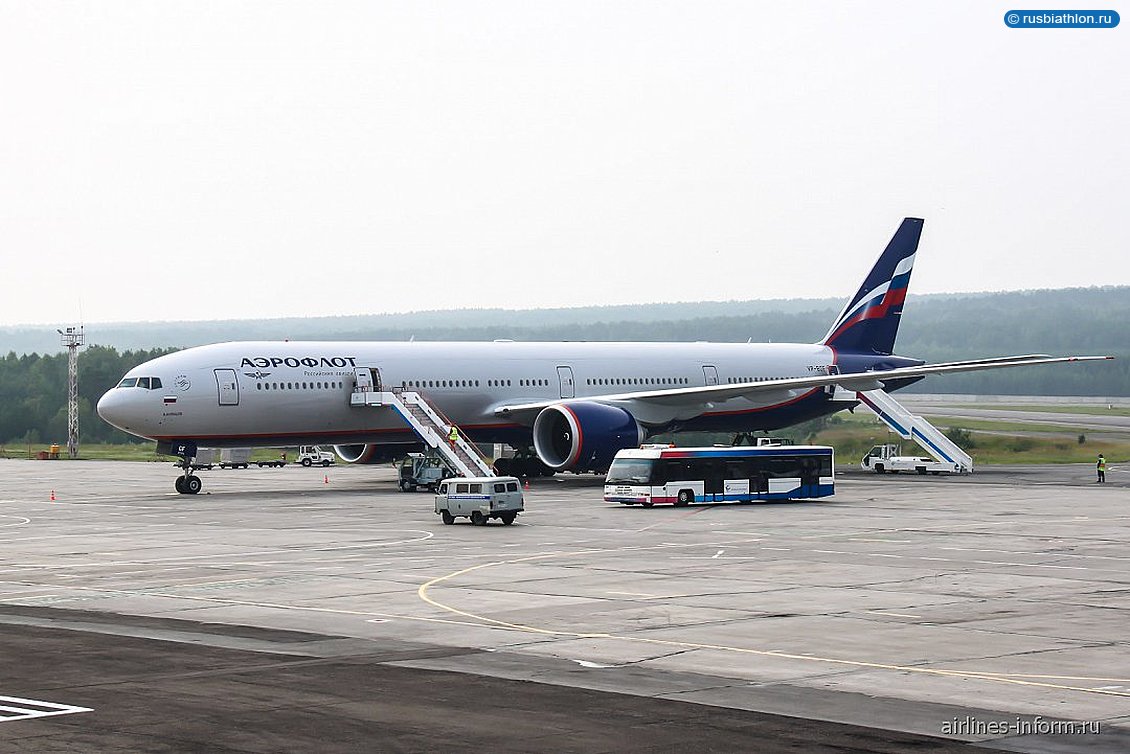 Боинг-777-300 в аэропорту Красноярска