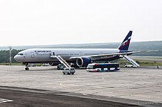  Боинг-777-300 в аэропорту Красноярска