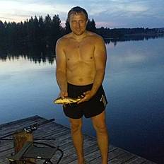 Известный тренер Андрей Крючков 18 августа сфотографировал и выложил снимок в социальной сети Инстаграм и написал текст ниже: «Поймал сегодня маленького карпенка, жалко, отпустил. Дни на рыбалке бесценны.».