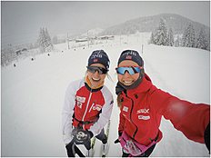 Биатлонистка сборной команды Норвегии Тириль Экхофф 5 декабря поделилась своим последним фото на своей личной странице в Инстаграм и написала текст ниже: «Happy skiers in Hochfilzen @ingridtand ».
