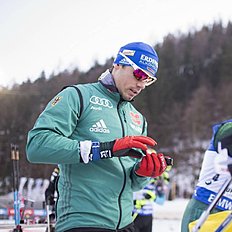 Популярный биатлонист сборной команды Германии Симон Шемп 13 января добавил новое фото на сайте Инстаграм и подписал: «Reload the magazines. Tomorrow new chance @biathlon.ruhpolding !  #ruh18 #massstart #homecrowd Nordic Focus».