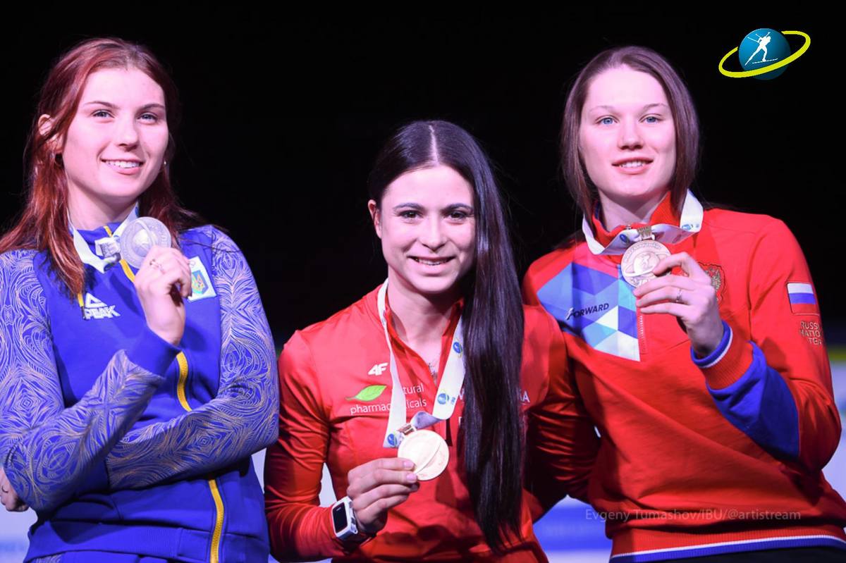 Ирина Казакевич (справа) — бронзовый призер в «индивидуалке» на юниорском Чемпионате мира по биатлону-2018 в Отепя