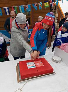 Именинный торт разрешают Анна Маслова и почетный гость праздника Галина Куклева