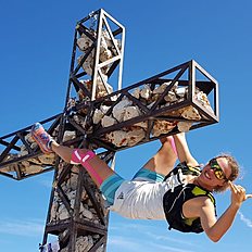 Биатлонистка сборной команды Германии Лаура Дальмайер 14 июля представила миру свою креативную фотографию в бесплатном приложении для обмена фотографиями и видеозаписями Instagram и сопроводила материал текстом: «Just hanging!».  #bettertobefAst #mountainlove #berggeh
