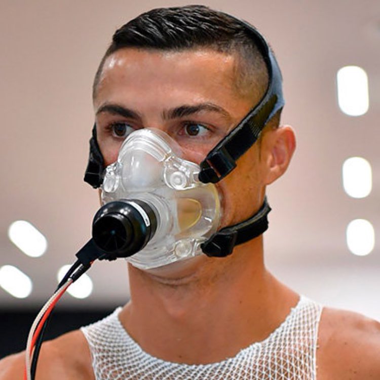 В каком зале проходит маска. Маска Криштиану Роналду. Кислородная маска. Роналдо в маске. Человек в кислородной маске.
