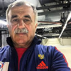 Известный тренер Александр Касперович 31 июля сделал новую фотографию в социальной сети Инстаграм и добавил текстовое сообщение: «На тренировке в лыжном клубе. Всем, привет!».