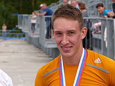 Юниор Иван Колотов завоевал золото в масс-старте на 12.5 км и занял шестое место в спринтерской гонке на Чемпионате России по летнему биатлону-2018 в Чайковском, которые имели статус отборочных соревнований к ЛЧМ-2018 в Чехии.