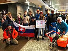 Спортсменка сборной команды Словакии Анастасия Кузьмина 4 февраля опубликовала новое фото на сайте Инстаграм и сделала подпись:  «What a surprise!?!? Slovak biathlon fans in Canada».  #Can19 #BiathlonWorldCup