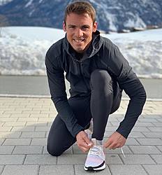 Профессиональный биатлонист сборной команды Германии Симон Шемп 26 февраля добавил новое фото в своем официальном Инстаграм-аккаунте и написал текст ниже:  «They make my regeneration run much more easier .  #ultraboost19 #giftedbyadidas @adidas_de».  #anzeige