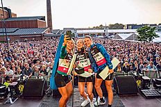 Биатлонистка сборной команды Норвегии Тириль Экхофф 4 августа сфотографировалась и выложила снимок на своей личной странице в Инстаграм и дополнила медиаконтент текстом:  «Når 10.000 venter på DDE, men får se tre svette skiskyttere isteden  Takk @blinkfestivalen  Axelar».