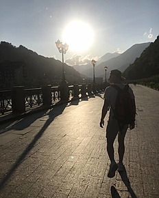 Известный атлет сборной команды России Андрей Вьюхин 5 августа представил миру свой фотокреатив на своей личной странице в Инстаграм и подписал:  «Горы-любимое место для тренировок. Наконец-то я здесь ».
