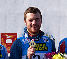 Биатлон Антон Бабиков завоевал золотую медаль выиграл спринт-кросс на чемпионате России по летнему биатлону в Чайковском