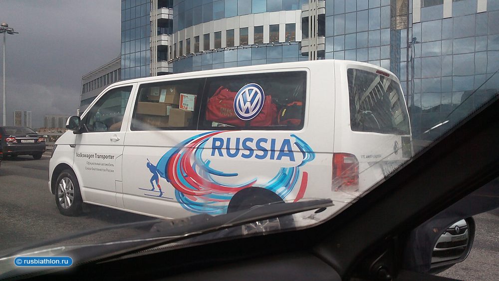 В кадр попал автобус сборной России