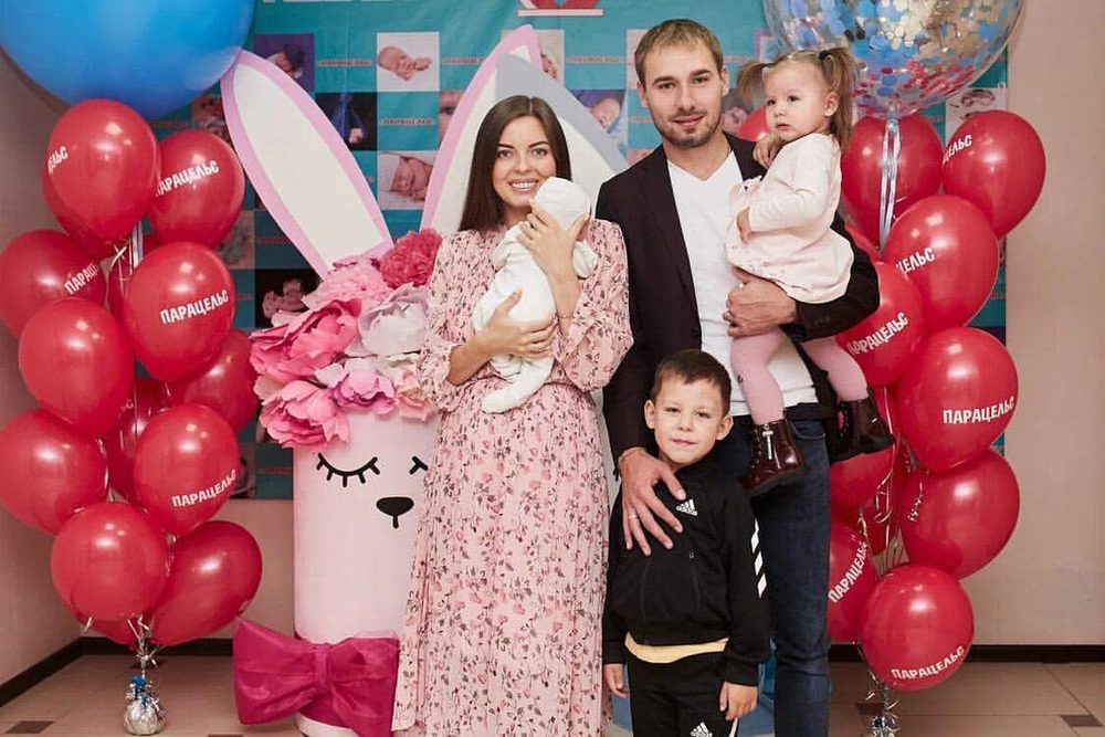 Антон Шипулин поделился радостной новостью, что стал отцом в третий раз!