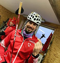 Лыжи Сергей Устюгов в очередной раз сломал лыжную палку