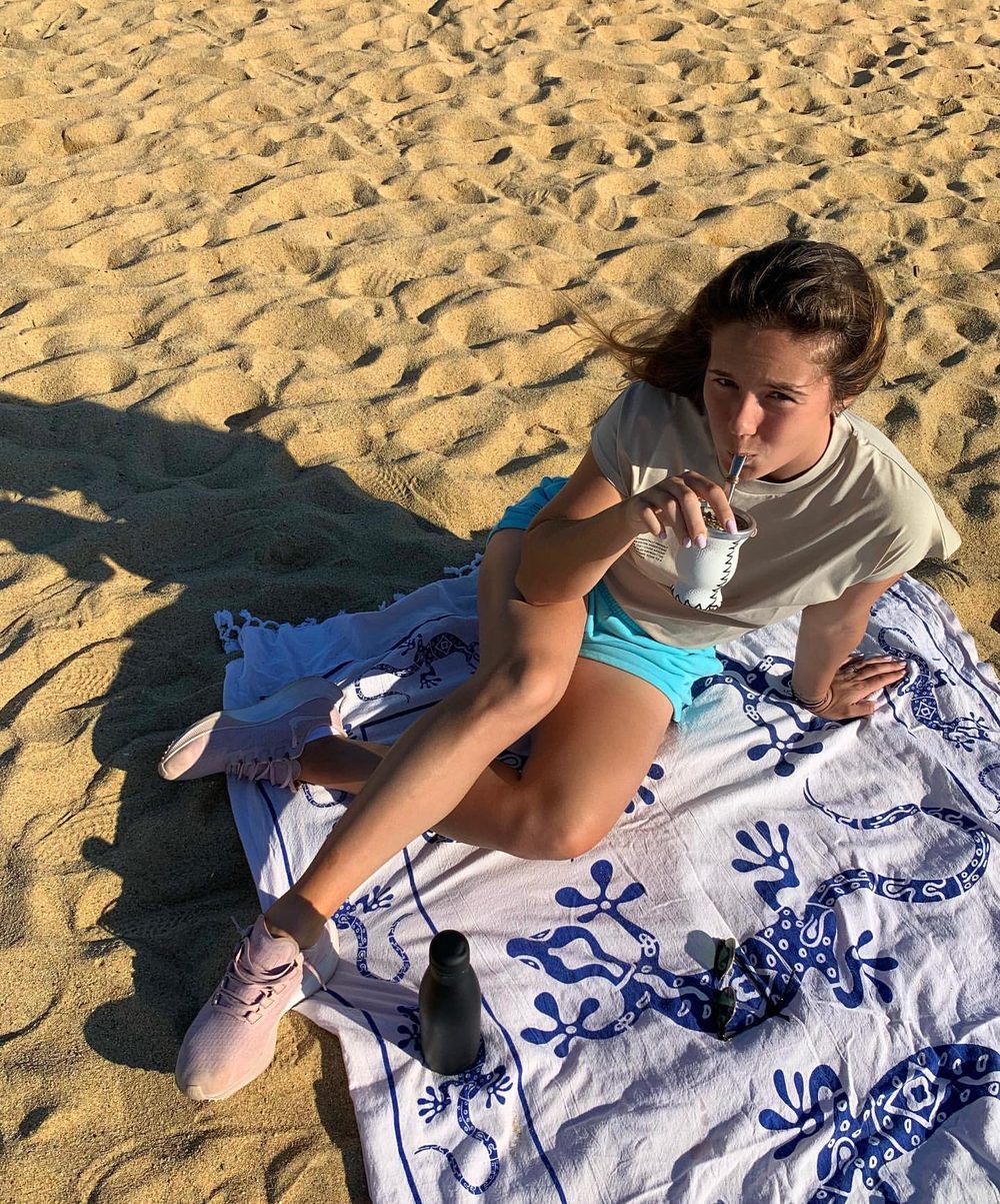 Снимки Дарьи Касаткиной на пляже показывают ее как обладательницу безупречной фигуры, так и яркую представительницу мира спорта