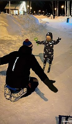 Будущая Чемпионка?  Эдуард Латыпов с доченькой, в июле будет 2 года, она уже на лыжах!))
