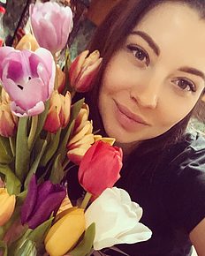 Спортсменка сборной команды России Анастасия Поршнева 8 марта выгрузила фотку на своей личной странице в Инстаграм и оставила комментарий под публикацией: «С прекрасным, женским днём ».  #8марта