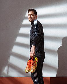 Известный футболист из Аргентины Лионель Месси 31 марта представил миру свой фотоснимок на сайте Инстаграм и сделал подпись: « @adidasfootball».  #NEMEZIZ