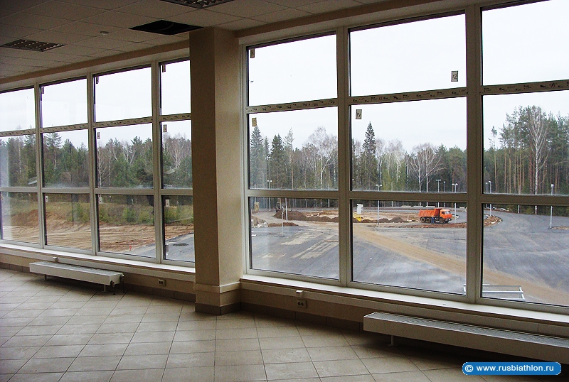 Вид на штрафные круги, стрельбище и трибуны