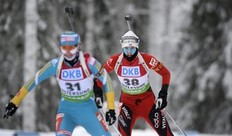 Ukraine's Vita Semerenko (L) and Norway's Ann Kristin Flatland ski during the women's 10 km biathlon pursuit during the World Cup competitions in Ostersund, December 5, 2010.