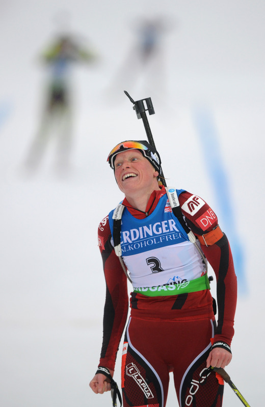 Тура бергер гонка финиш. Биатлонистка тура. Бергер биатлонистка. Норвежская биатлонистка тура бергер. Биатлонистка норвежка тура бергер.