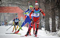 Norwegian Ole Einar Bjorndalen (C) Competes