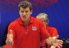 Баскетбол The U.S. team head coach Geno Auriemma instructs players during фото
