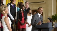Баскетбол US President Barack Obama speaks alongside members of the 2012 фото