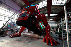 Чешский скульптор Давид Черны предложил альтернативный символ приближающихся Олимпийских игр в Лондоне — огромный двухэтажный автобус-трансформер