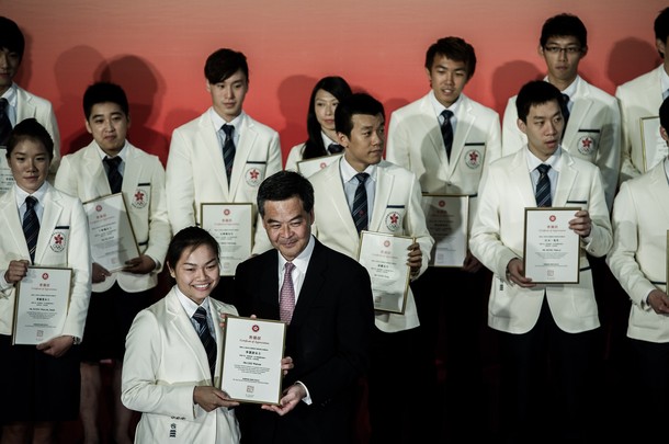 Hong Kong chief executive C.Y Leung (C-R) poses with bronze medalist фото